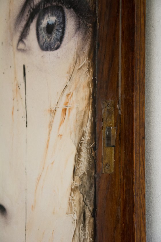 "Nikki Revisited" (XL artwork 109x62x8 cm) - Unique portrait artwork old door (abstract, portrait, gold, original, resin, beeswax, painting)