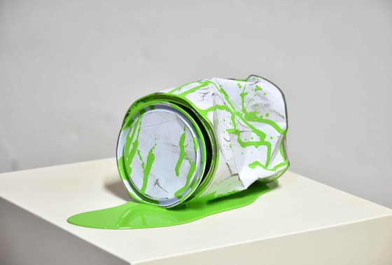 Le vieux pot de peinture vert