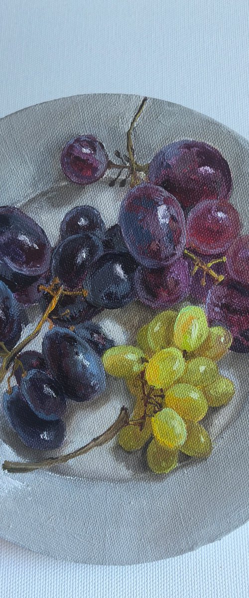Grapes on plate by Leyla Demir