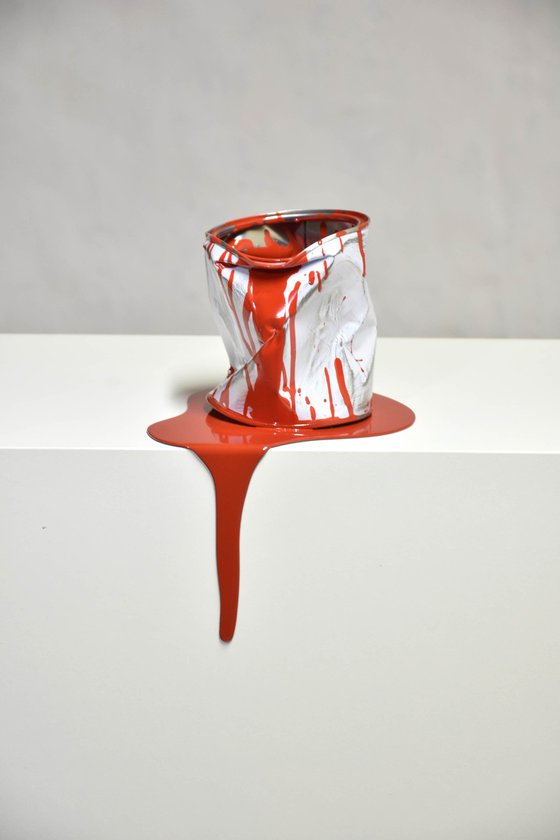 Le vieux pot de peinture rouge