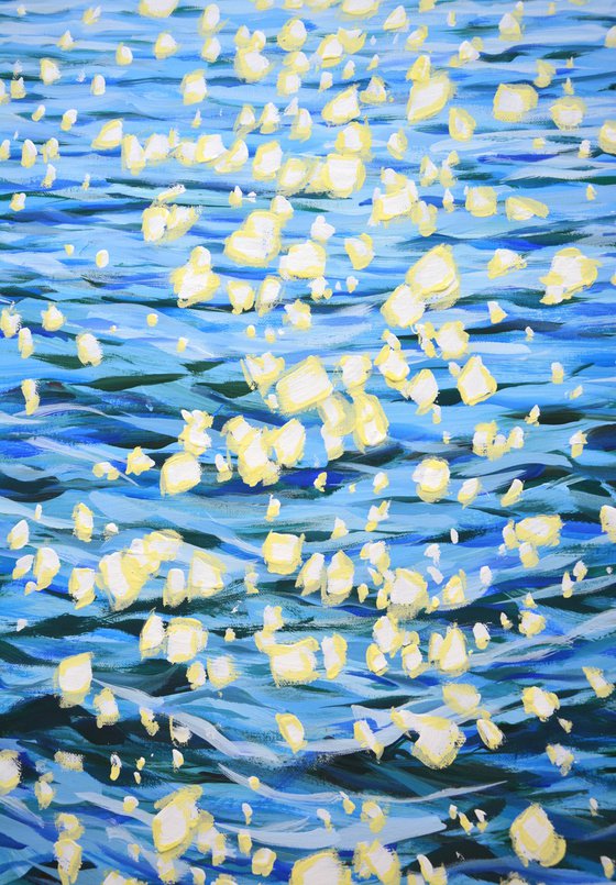 Blue ocean. Glare.