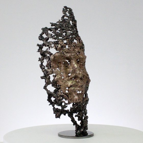 Out of the woods - Face sculpture bronze steel