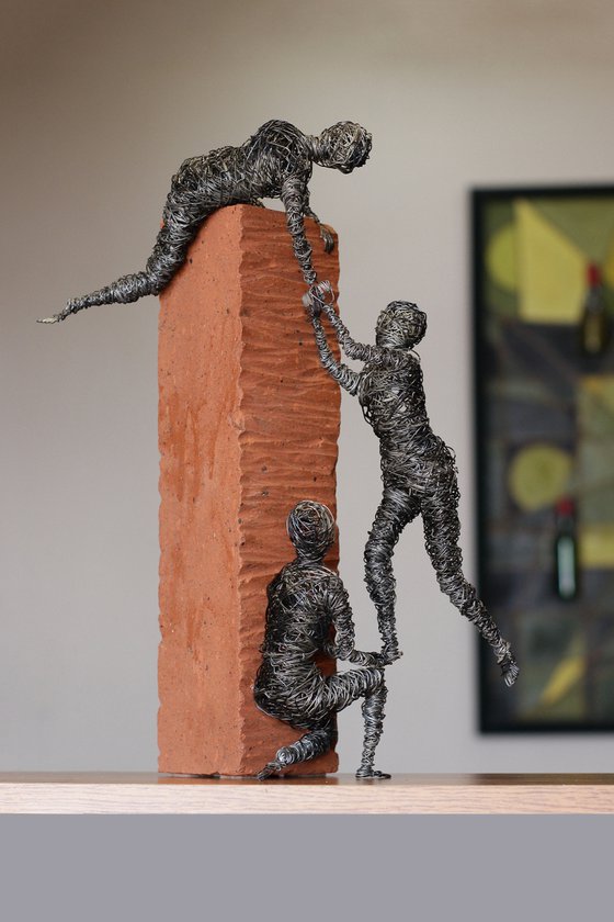 Mutual assistance (42x18x16cm 5.4kg iron, tufa)