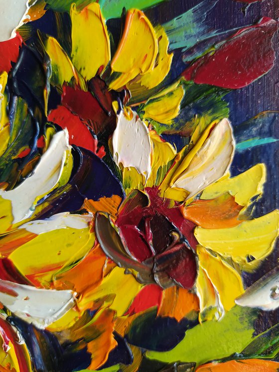 Bright sunflowers in vase