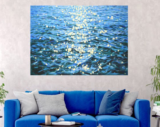 Blue ocean. Glare.