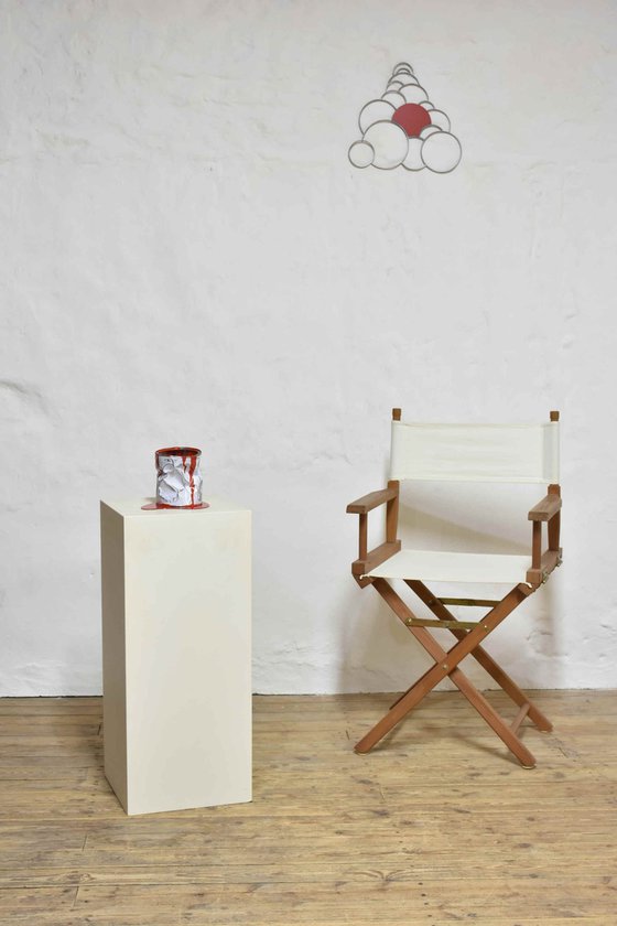 Le vieux pot de peinture rouge