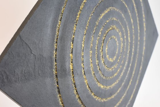 GOLDEN CIRCULAR TRACES