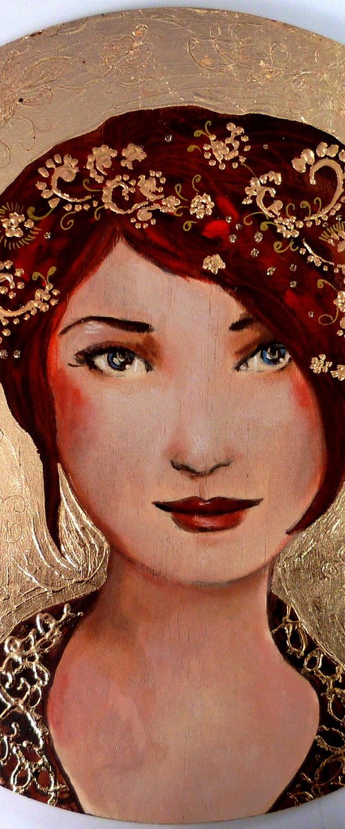 Berenice Gold.  wood round artwork 30cm. by Loetitia Pillault
