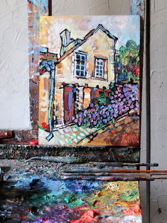 House and hydrangeas. Auray.