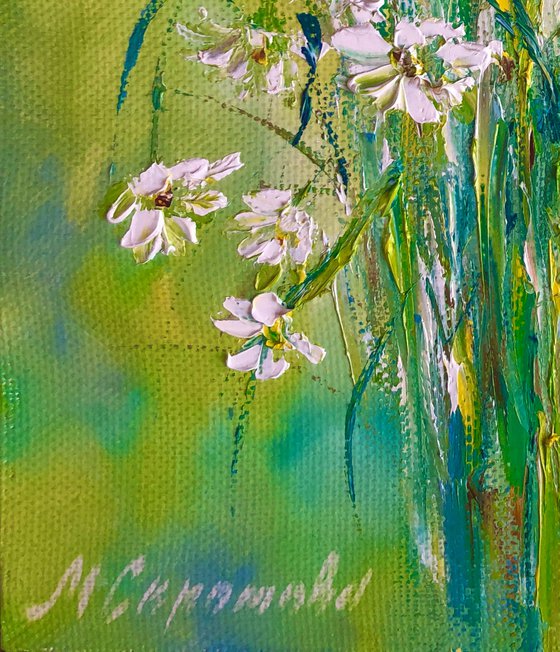LITTLE JOYS - White daisies. Landscape. Meadow flowers. Modest bouquet. Butterflies. Diffuse. Petals.