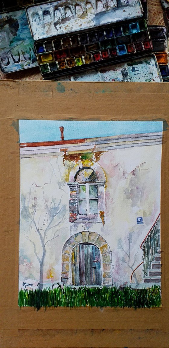 VIEW OF AN OLD BEAUTIFUL HOUSE