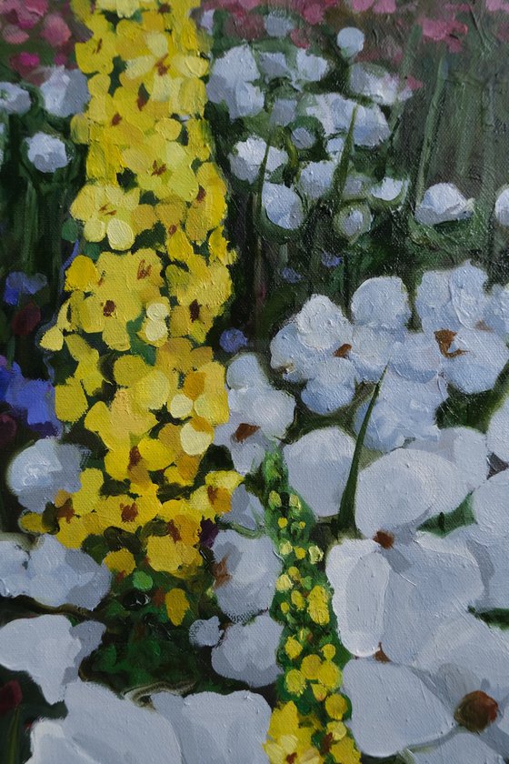To wonder in midsummers garden