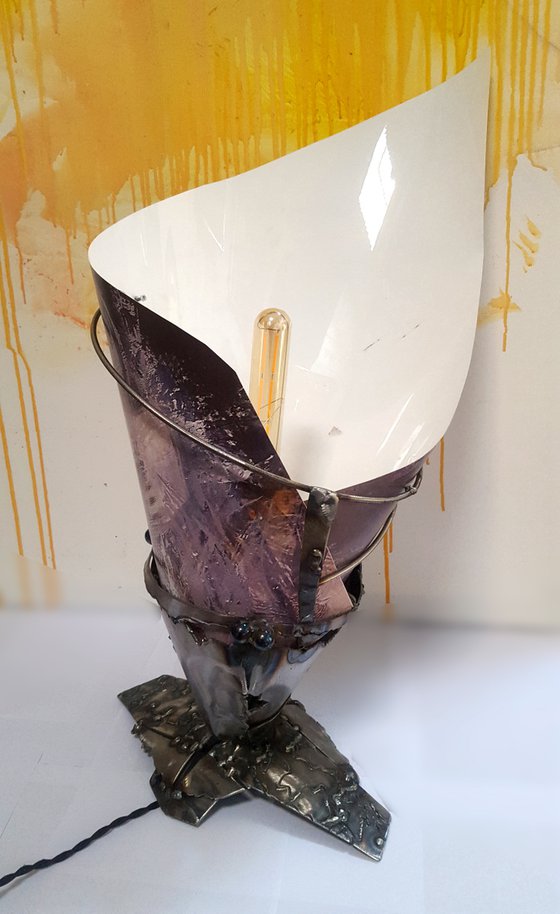 STUNNING WELDED IRON BRUTALIST LAMP WITH PAINTING LIGHT DETAIL BY KLOSKA O