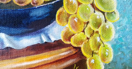 Autumn grapes on a blue plate
