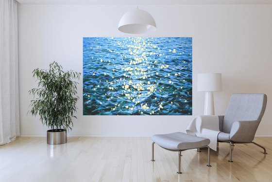 Blue ocean. Glare.