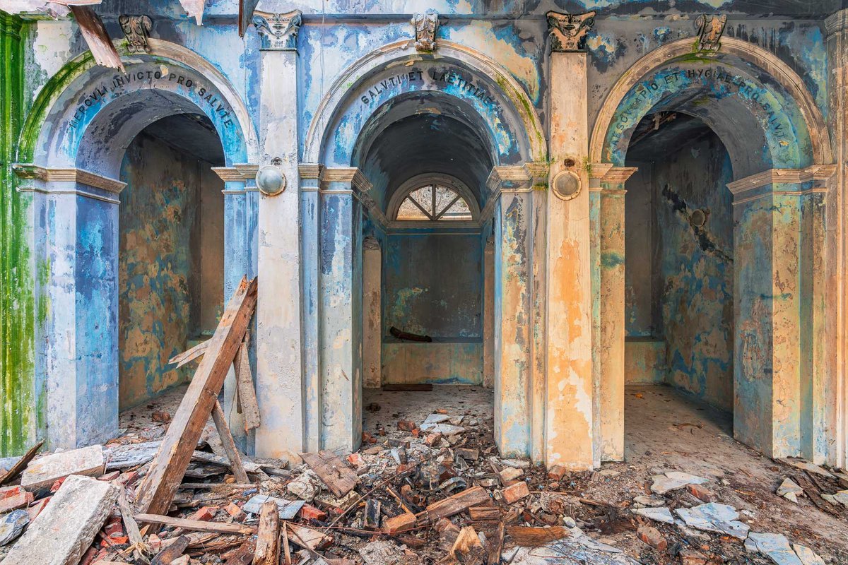 Photorealistic Cityscapes Photograph By Michael Schwan, 51 X 35", Imperial Bathing, Original Artwork