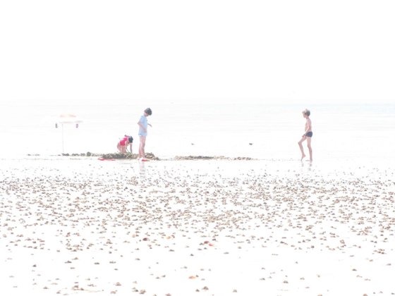 Les trois enfants à la plage
