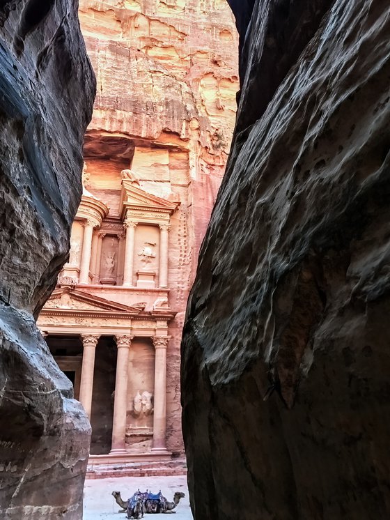 THE GLIMPSE OF PETRA