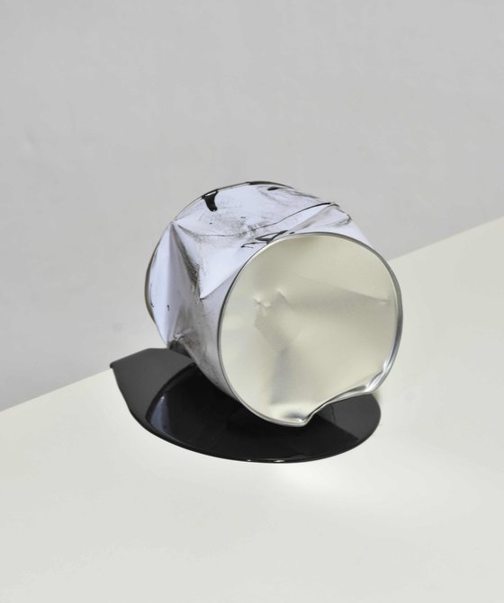 Le vieux pot de peinture noir