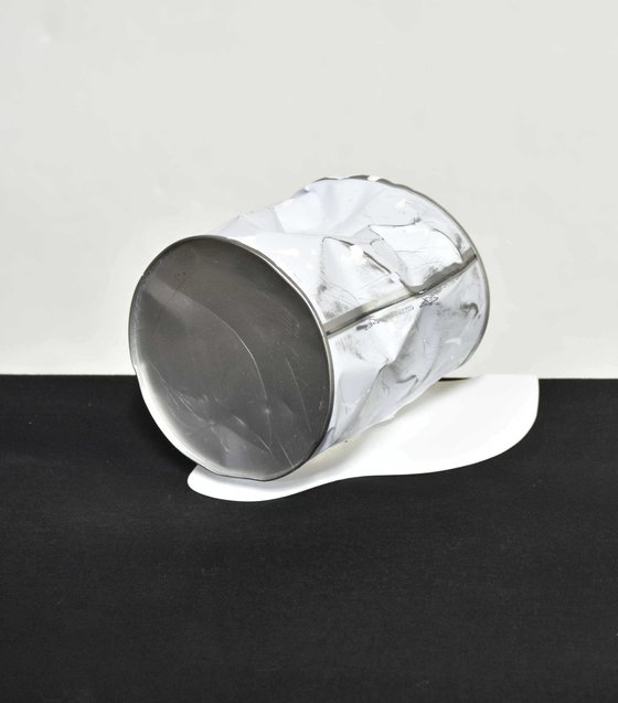 Le vieux pot de peinture blanc