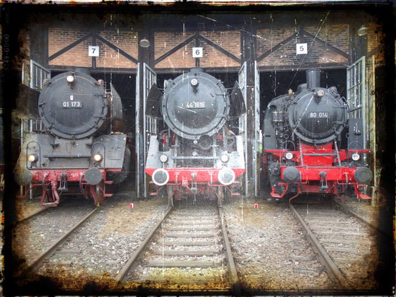 Old steam trains in the depot - print on canvas 60x80x4cm - 08497m3