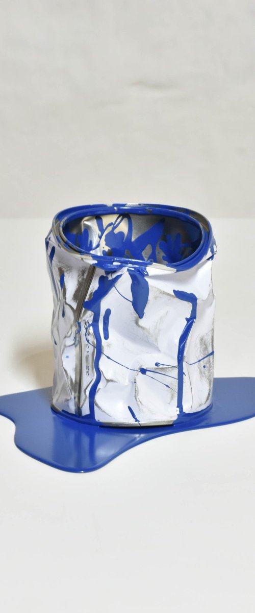 Le vieux pot de peinture bleu by Yannick Bouillault