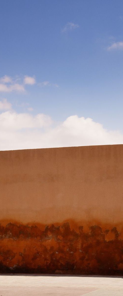 Along the walls of the Marrakesh Medina by Tom Hanslien