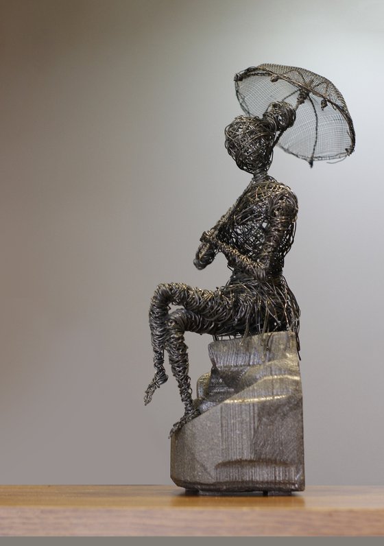 The girl with the umbrella (29x12x12 1.7kg Iron, basalt)