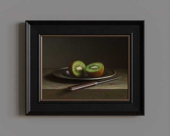 Kiwifruit with a knife