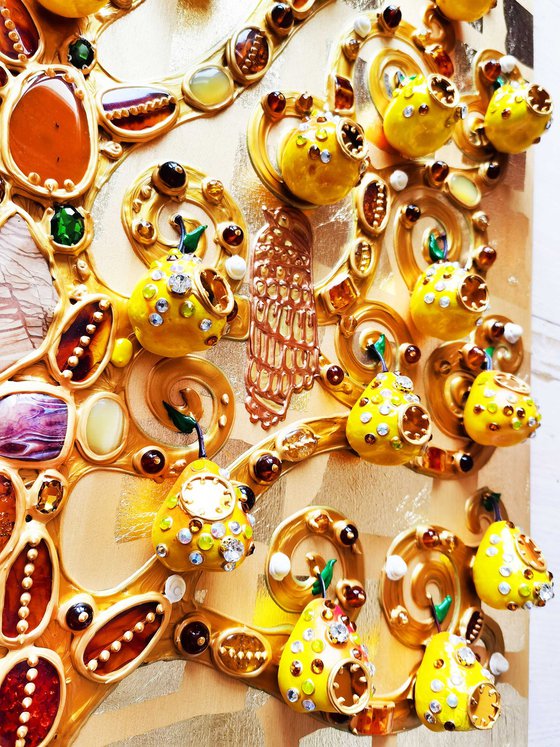 Pear tree with precious stones