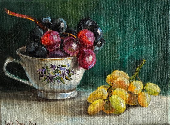 grapes in porcelain cup