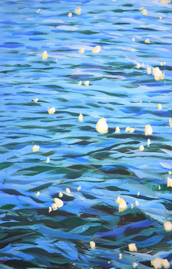 Blue ocean. Glare.