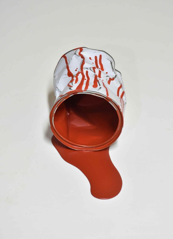Le vieux pot de peinture rouge