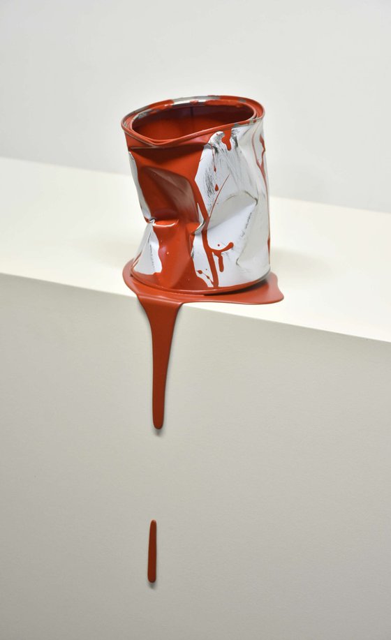 Le vieux pot de peinture rouge
