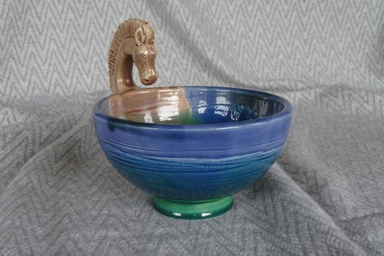 Bowl with horse had handle