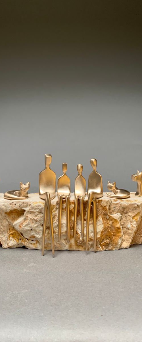Custom family with pets in brushed bronze by Yenny Cocq