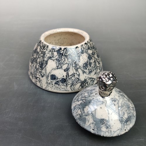 Ceramic | Box with skulls by Daiva Semionova