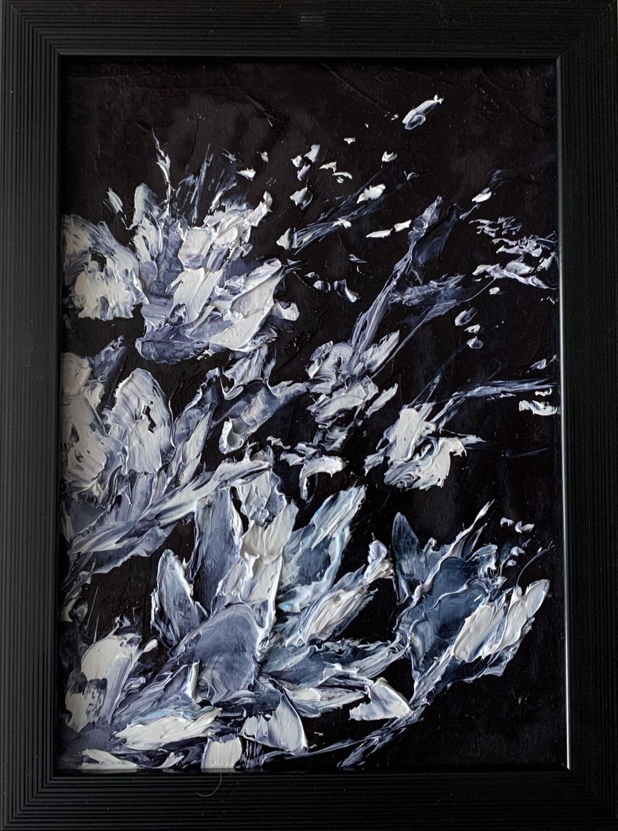 Abstract white flowers on black. by Vita Schagen