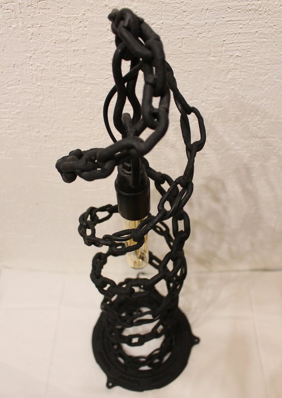 Black chain spiral lamp