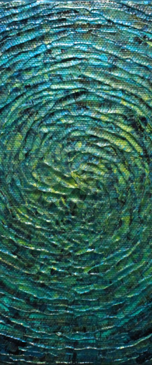 Small iridescent blue green shine by Jonathan Pradillon