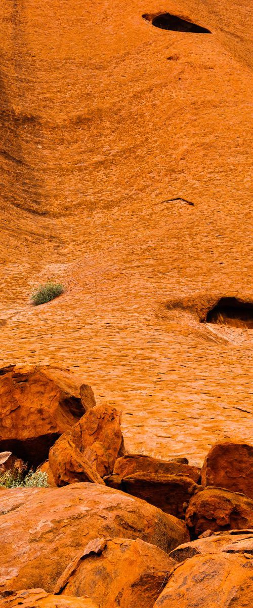 Uluru Detail I by Tom Hanslien