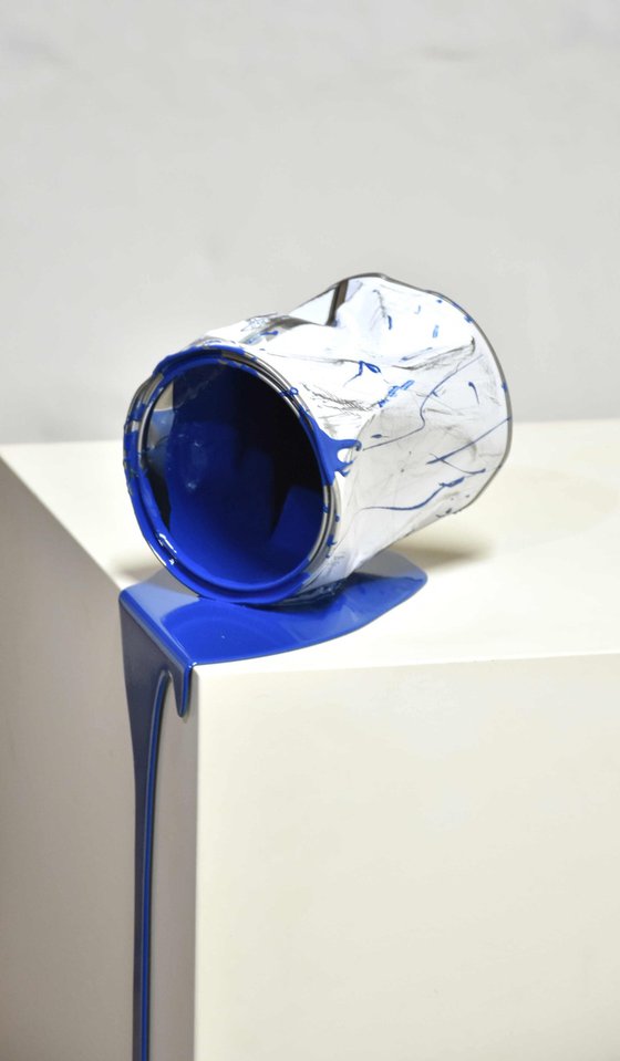 Le vieux pot de peinture bleu