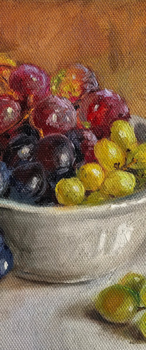 Grapes on plate by Leyla Demir