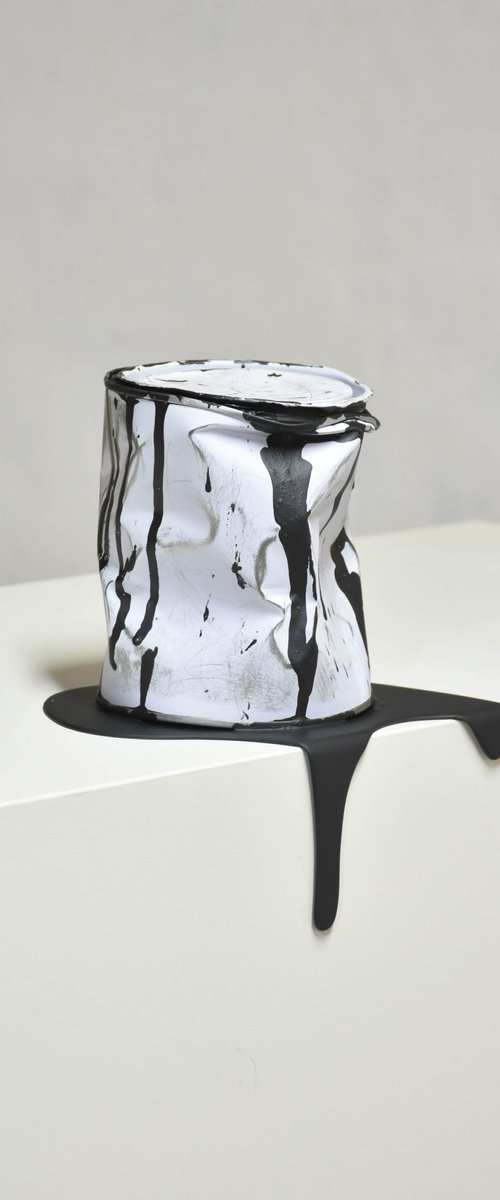 Le vieux pot de peinture noir by Yannick Bouillault
