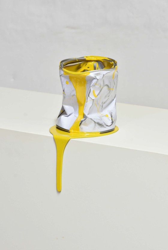 Le vieux pot de peinture jaune