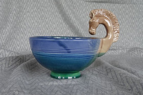 Bowl with horse had handle