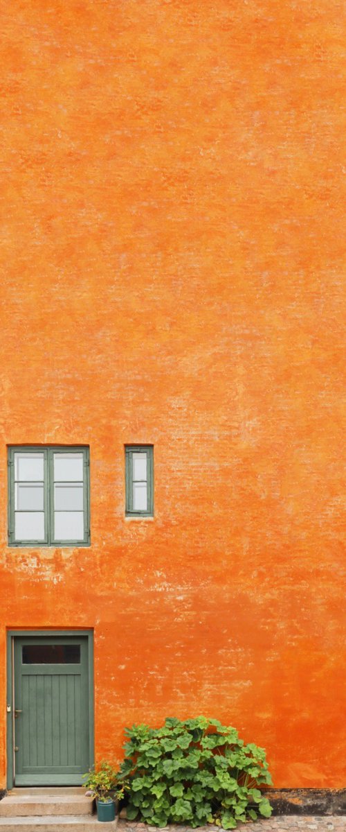 Orange old house by Marcus Cederberg
