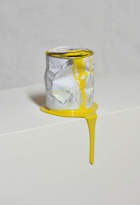 Le vieux pot de peinture jaune