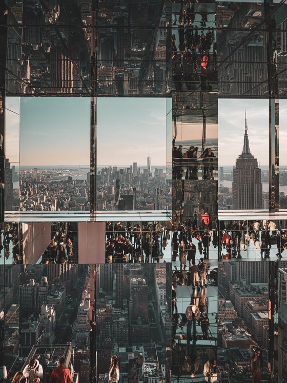 NEW YORK, HALL OF MIRRORS