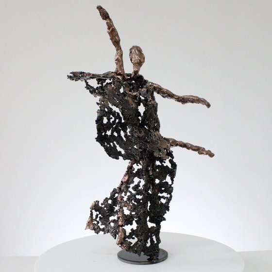 Evening of first - Sculpture dancer metal lace steel, bronze